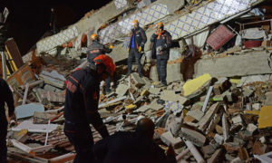 أحد المباني المدمرة جراء زلزال ألازيغ يوم الجمعة 24 من كانون الثاني 2020 - (فرانس برس)