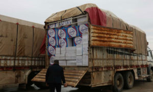 شاحنة محملة بأول شحنة أحذية مصنعة من بلدة الراعي بريف حلب الشمالي - 21 كانون الثاني 2020 (المجلس المدني لمدينة الراعي)