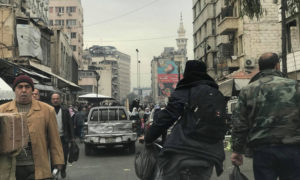 مواطنون في شارع أحد أسواق دمشق - 10 كانون الأول 2017 (يوميات قذيفة هاون)