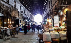 مارة يتجولون في سوق شعبي بدمشق - 25 حزيران 2019 (عدسة شاب دمشقي)