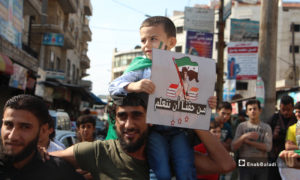 مظاهرة في مدينة إدلب - آب 2019 (عنب بلدي)
