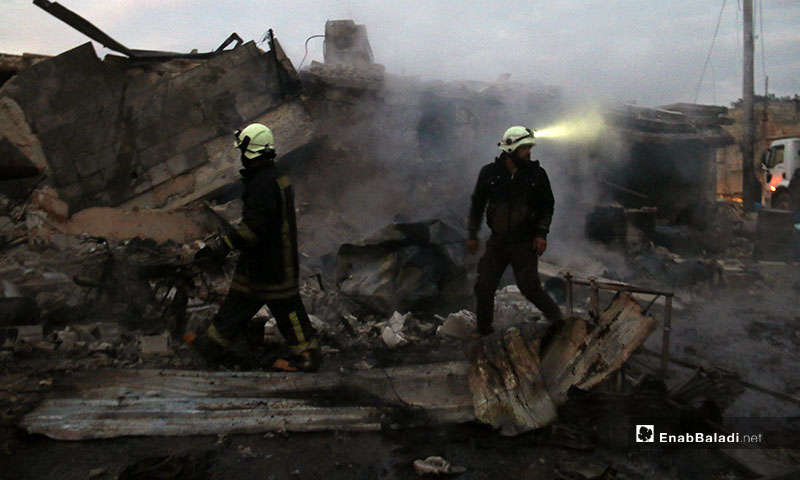 الدفاع المدني يساعد بانتشال ضحايا من تحت الأنقاض بعد استهداف غارة جوية لبلدة كفرنوران بريف حلب الغربي - 21 من كانون الثاني 2020 (عنب بلدي)