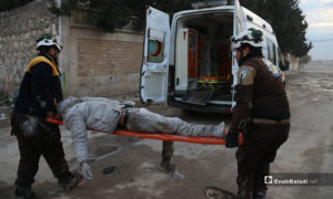 الدفاع المدني يسعف ضحايا استهداف غارة جوية لبلدة كفرناها بريف حلب الغربي - 21 من كانون الثاني 2020 (عنب بلدي)