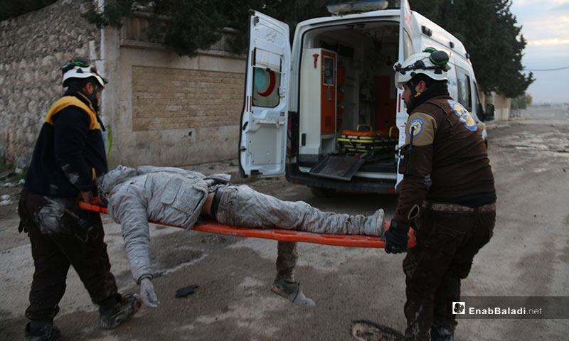 الدفاع المدني يسعف ضحايا استهداف غارة جوية لبلدة كفرناها بريف حلب الغربي - 21 من كانون الثاني 2020 (عنب بلدي)