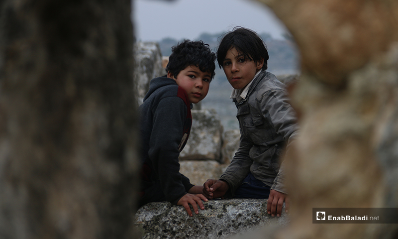 أطفال يلعبون على آثار دير عمان بريف حلب الغربي - 19 من كانون الثاني 2020 (عنب بلدي)