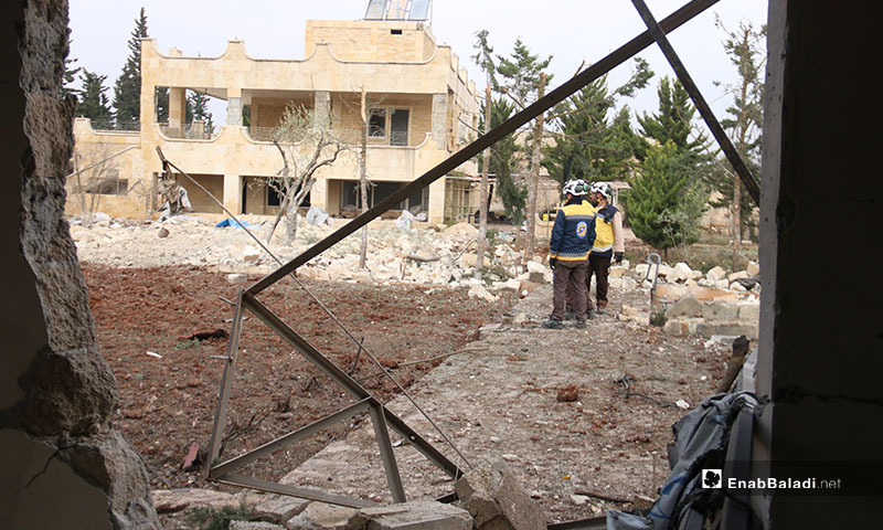 عناصر الدفاع المدني يتفقدون أماكن القصف الروسي على منازل المدنيين غربي حلب -18 كانون الثاني 2020 (عنب بلدي)