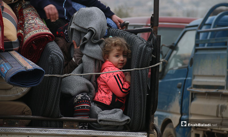 نزوح مئات العائلات من مناطق ريف حلب الغربي باتجاه عفرين واعزاز هربًا من القصف - 18 من كانون الثاني 2020 (عنب بلدي)