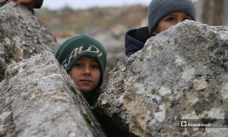 أطفال يلعبون على آثار دير عمان بريف حلب الغربي - 19 من كانون الثاني 2020 (عنب بلدي)