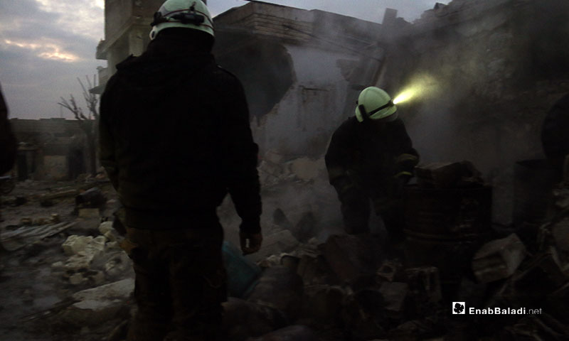 الدفاع المدني يساعد بانتشال ضحايا من تحت الأنقاض بعد استهداف غارة جوية لبلدة كفرنوران بريف حلب الغربي - 21 من كانون الثاني 2020 (عنب بلدي)