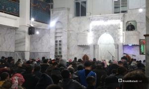 صلاة الجمعة من مسجد عمر ابن الخطاب في مدينة الباب- 10 من كانون الثاني 2020 (عنب بلدي)

