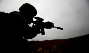 صورة تعبيرية لجندي يصوب نحو هدف
