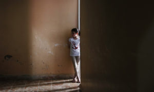 فتاة تقف أمام غرفتها في ميتم في جرابلس شمال شرقي حلب - 30 أيار 2018 (AP)