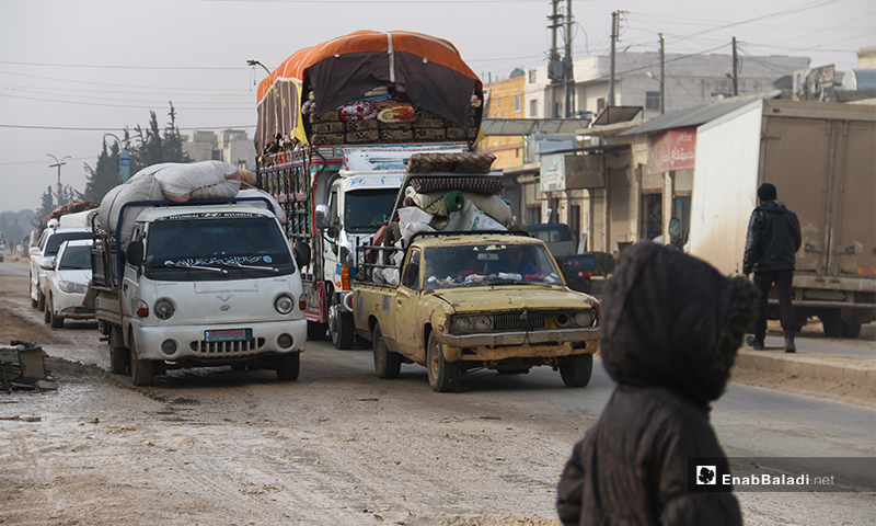 نازحون من جبل الزاوية جنوبي إدلب يحملون ما تبقى متاعهم بعد قصف النظام وروسيا باتجاه المناطق الحدودية - 27 كانون الثاني 2020 (عنب بلدي)