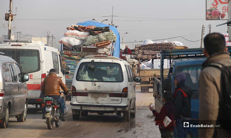 نازحون من جبل الزاوية جنوبي إدلب يحملون ما تبقى متاعهم بعد قصف النظام وروسيا باتجاه المناطق الحدودية - 27 كانون الثاني 2020 (عنب بلدي)