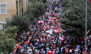 متظاهرون لبنانيون  20 من تشرين الأول 2019 (رويترز)