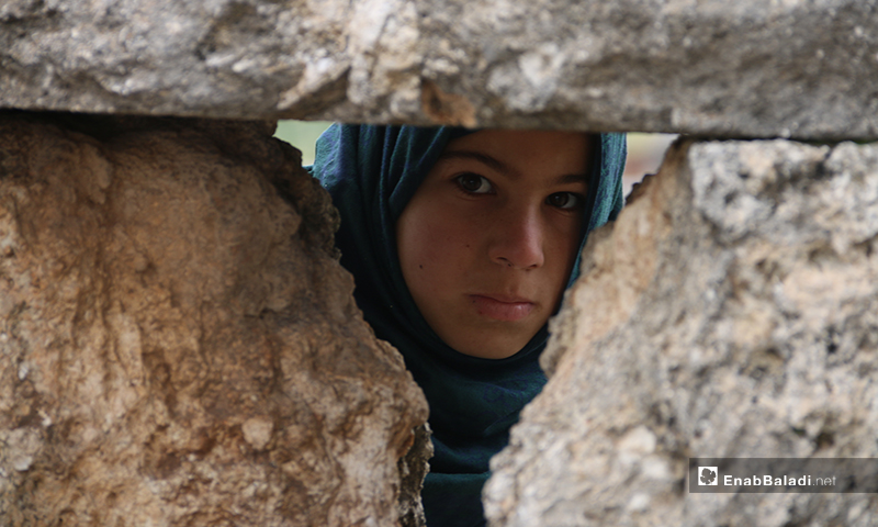 طفلة في منطقة آثار دير عمان بريف حلب الغربي - 19 من كانون الثاني 2020 (عنب بلدي)