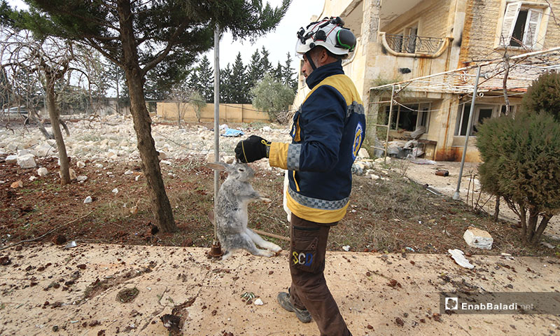 عناصر الدفاع المدني يتفقدون أماكن القصف الروسي على منازل المدنيين غربي حلب -18 كانون الثاني 2020 (عنب بلدي)