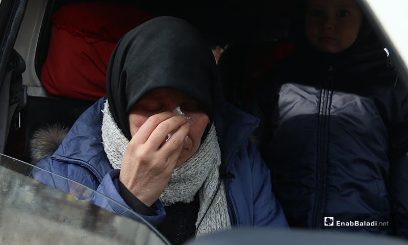 بكاء سيدة سورية بسبب نزوحها من منزلها في جبل الزاوية جنوبي إدلب نتيجة قصف النظام وروسيا للمنطقة - 27 كانون الثاني 2020 (عنب بلدي)