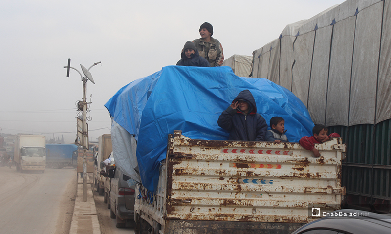 نزوح الأهالي من مناطق جبل الزاوية وأريحا إلى مناطق آمنة نسبيًا في الشمال السوري، 29 من كانون الثاني 2020 (عنب بلدي)