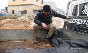 رجل يبكي في أثناء تشييع ضحايا القصف على بلدة الجينة بريف حلب الغربي - 20 من كانون الثاني 2020 (عنب بلدي)