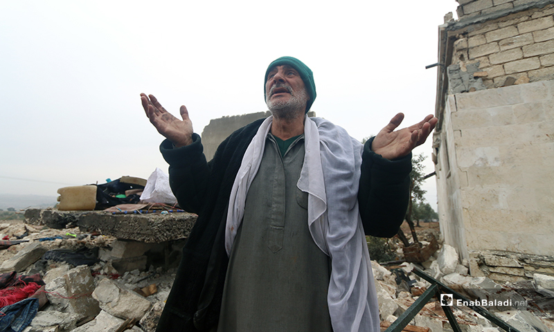 رجل يناشد الله بعد قصف منزله في بلدة كفر تعال بريف حلب الغربي - 20 من كانون الثاني 2020 (عنب بلدي)