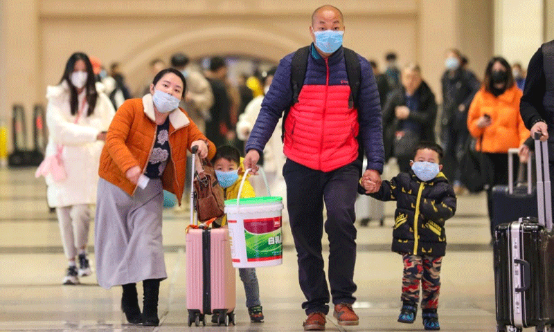 مسافرون يرتدون أقنعة وقائية في محطة هانكو للقطارات في ووهان الصينية- 21 كانون الثاني 2020 (AFP)