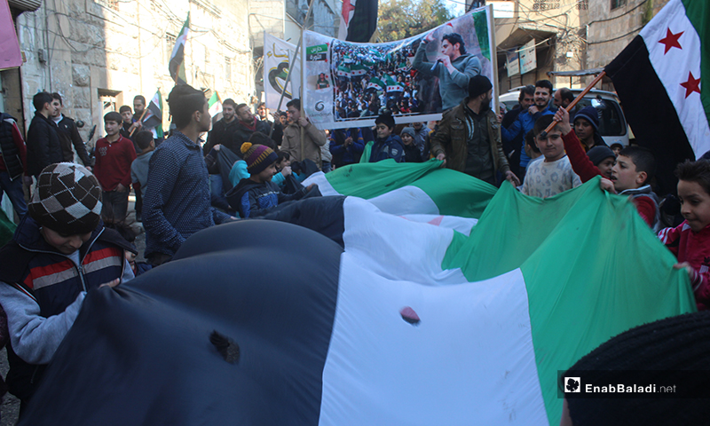 مظاهرة في كفرتخاريم بعد ساعات من إعلان التهدئة الروسية في إدلب - 10 من كانون الثاني 2020 (عنب بلدي)