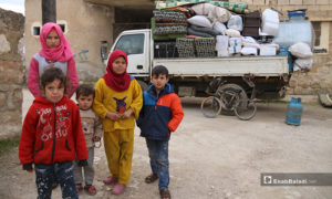 أطفال نازحون من ريف ادلب الجنوبي الى ريف حلب ومن جديد يتجهزون للنزوح هربًا من القصف - 16 من كانون الثاني 2020 (عنب بلدي)