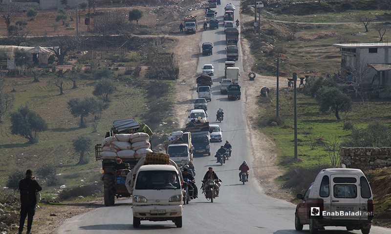 نزوح عائلات من مناطق أريحا وجبل الزاوية في ريف إدلب إلى الحدود السورية التركية - 28 من كانون الثاني 2020 (عنب بلدي)