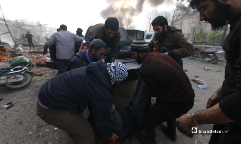 ضحايا خلال استهداف سوق الهال في مدينة إدلب - 15 من كانون الثاني 2020 (عنب بلدي)