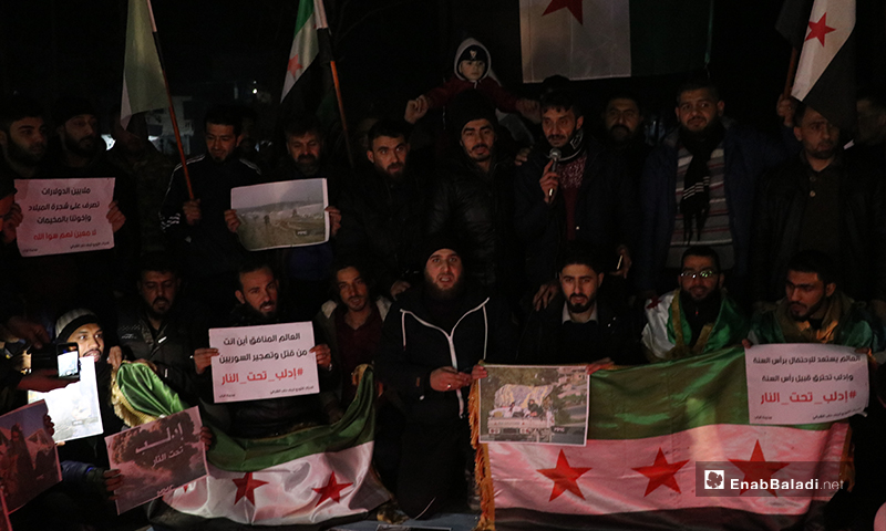 أهالي ريف حلب يستقبلون العام الجديد بوقفة شموع لروح الثورة وتضامنًا مع إدلب وريف إدلب - 31 من كانون الأول 2019 (عنب بلدي)