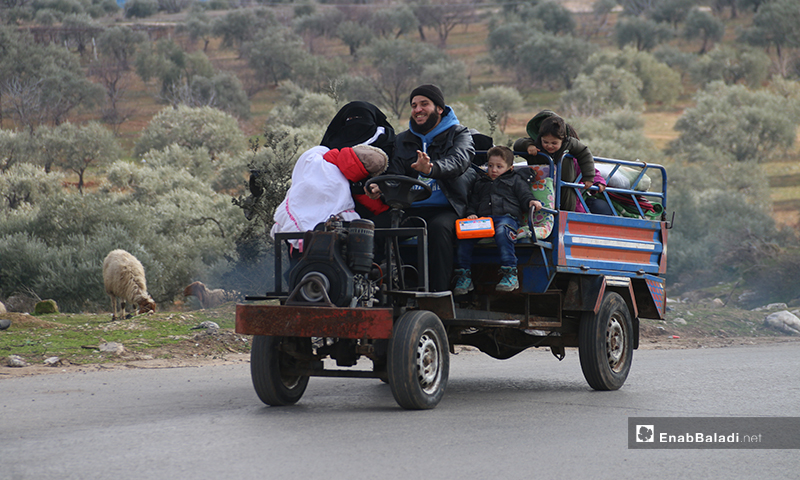 نزوح عائلات من مناطق أريحا وجبل الزاوية في ريف إدلب إلى الحدود السورية التركية - 28 من كانون الثاني 2020 (عنب بلدي)