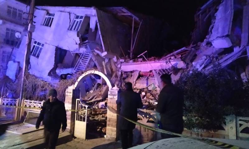 صورة تظهر انهيار مبنى في شرقي تركيا جراء الزلزال - 24 كانون الثاني 2020 (حساب الصحفي رسان رمزي في تويتر)