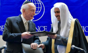 الأمين العام لرابطة العالم الإسلامي، السعودي محمد العيسى، مع رجل دين يهودي في نيويورك- أيار 2019 (وكالة الأنباء السعودية)