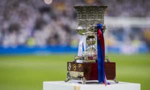 الكأس الخاص بطولة كأس ملك إسبانيا في ملعب برشلونة-(GETTY İMAGES)