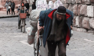 رجل يجر عربة مثقلة بالأحمال في دمشق القديمة - 13 كانون الثاني 2020 (عدسة شاب دمشقي)
