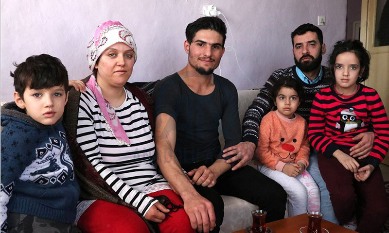 الشاب السوري محمود العثمان التقى السيدة التركية التي أنقذها من تحت الأنقاض (الأناضول)