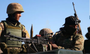 مقاتلون من هيئة تحرير الشام خلال توجههم للقتال -27 كانون الثاني 2020 (إباء)