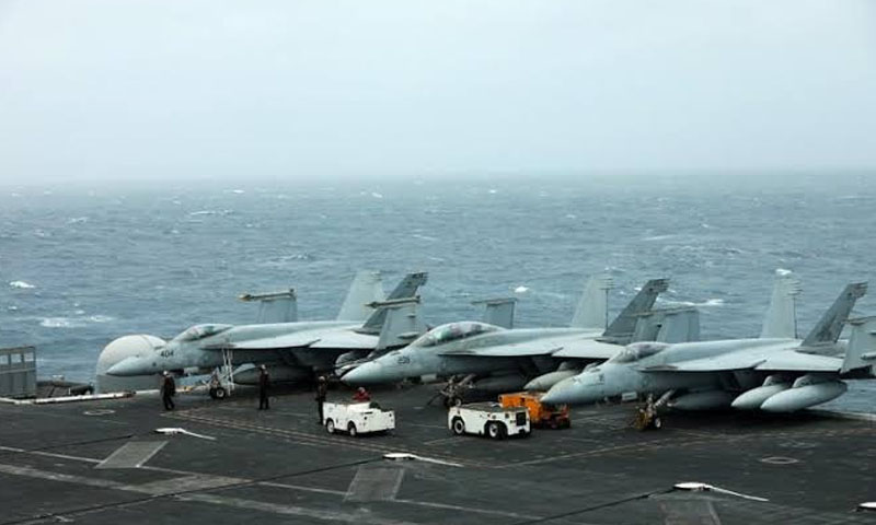 طائرات أمريكية على سطح حاملة الطائرات أبراهام لينكولن في خليج عمان بالقرب من مضيق هرمز - 15 تموز 2019 (رويترز)