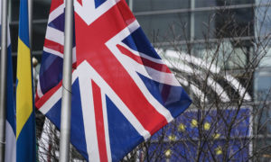 علم الاتحاد الأوروبي والعلم البريطاني أمام مقر البرلمان الأوروبي في بروكسل -23 كانون الثاني 2020 (فرانس برس)