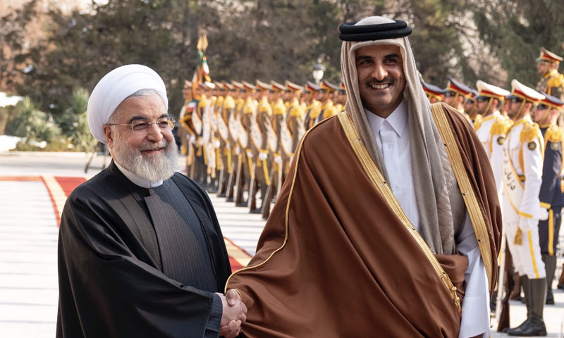 الرئيس الإيراني، حسن روحاني، وأمير دولة قطر، تميم بن حمد آل ثاني، خلال حفل استقبال أمير قطر في طهران -12 كانون الثاني 2020 (وكالة الأنباء القطرية)