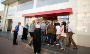 عملاء يصطفون خارج فرع بنك في لبنان -19 تشرين الثاني 2019 (رويترز)