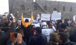 وقفة احتجاجية للعشرات من أبناء مدينة بصرى الشام شرقي درعا أمام الجامع العمري القديم 3 كانون الثاني 2020 (مركز عامود حوران)