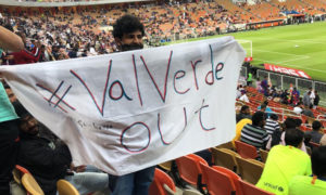مشجع برشلوني يحمل لافتة أثناء مباراة برشلونة وأتليتكو مدريد كتب عليها فالفيردي أخرج-(Twitter).