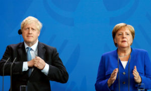 المستشارة الألمانية، أنجيلا ميركل، ورئيس الحكومة البريطانية بوريس جونسون (رويترز)
