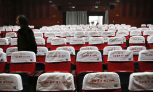 صالات السينما فارغة في مقاطعة Zhuolu بالقرب من العاصمة الصينية بكين في كانون الثاني الماضي - (أسوشيتد برس)