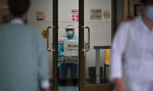 عامل صحي يقوم بفحص حرارة المرضى في مستشفى بهونغ كونغ الثلاثاء 4 شباط  2020 - (وكالة فرانس برس)