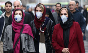 مواطنات إيرانيات يلتزمن بالوقاية من تفشي فيروس 