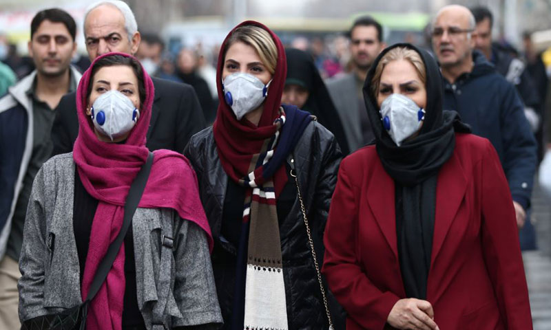 مواطنات إيرانيات يلتزمن بالوقاية من تفشي فيروس "كورونا المستجد" في شوارع إيران 20 من شباط لعام 2020 (RadioFreeEurope)
