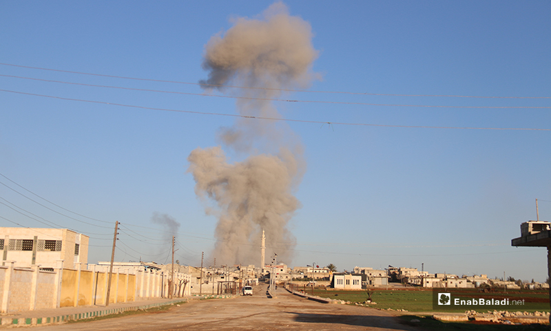 تصاعد الدخان آثر إلقاء طيران النظام براميل متفجرة على بلدة كفرنوران غرب حلب- 9 من شباط 2020 (عنب بلدي)